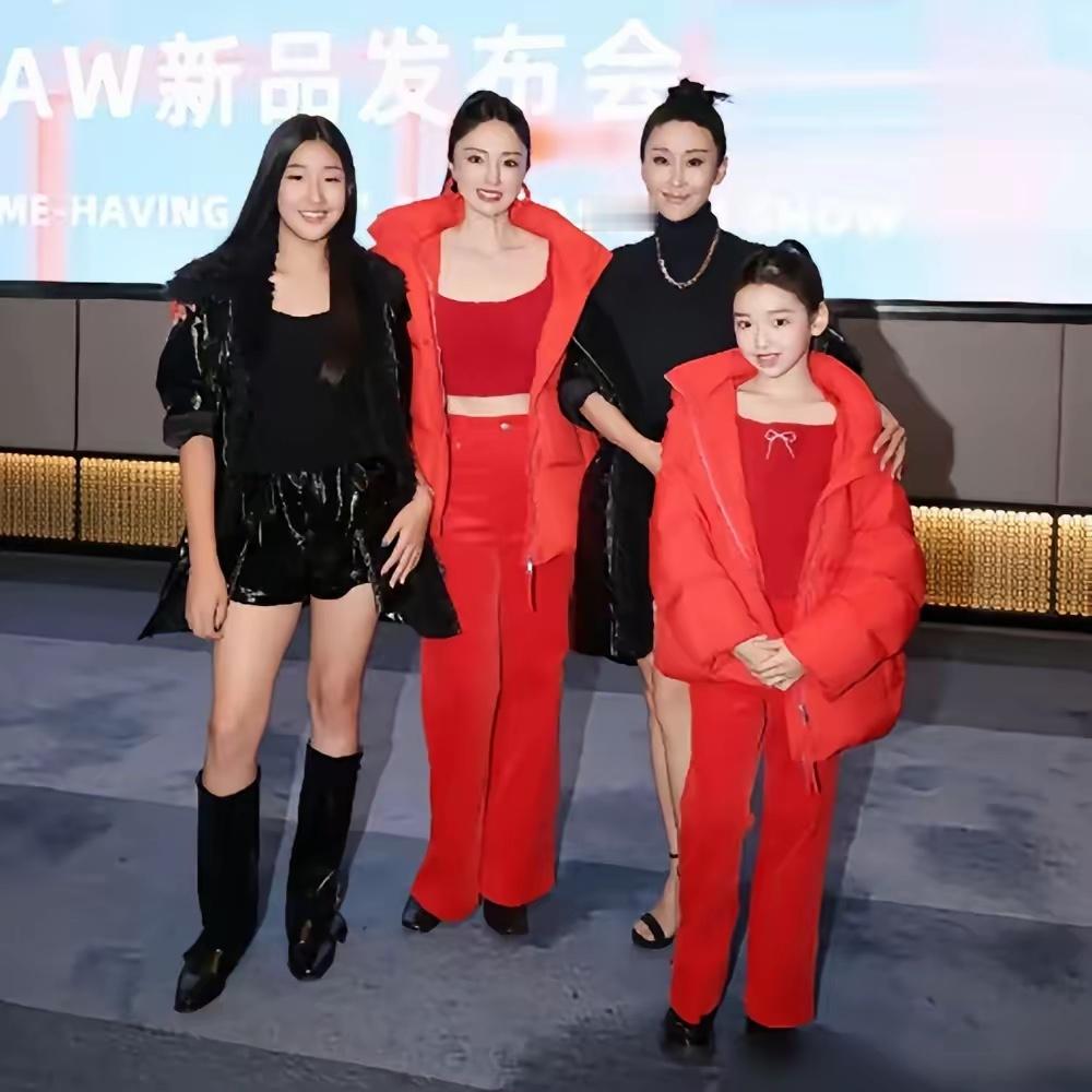 董璇的女儿和苗圃的女儿站在一起，气质的反差，简直是两个世界。