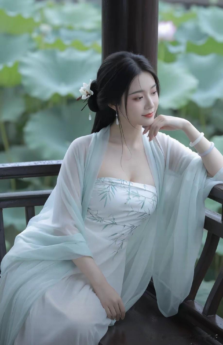 步履轻缓，自带一缕清风，一抬眼，星河仿佛沉在眼底。不必浓妆堆砌，骨子里的温婉从