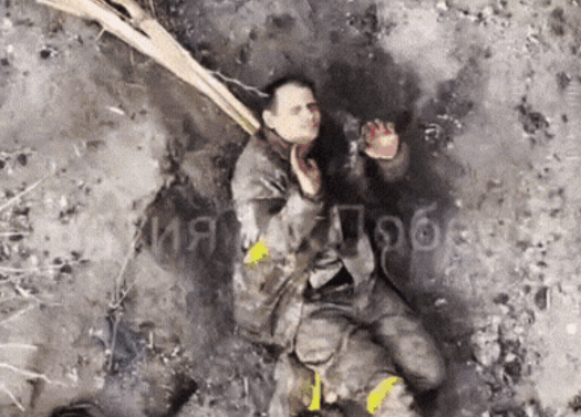 “装可怜”还是有点用的！俄乌战场，一名重伤的乌军士兵不断向无人机摆手求“放过”。