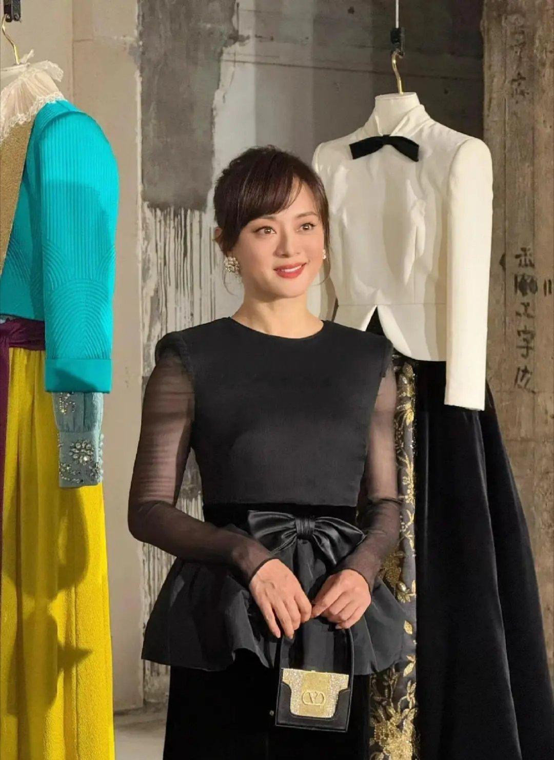 孙俪香港出席活动美照，穿黑色露背蝴蝶结裙，绰约身姿好漂亮​​​
