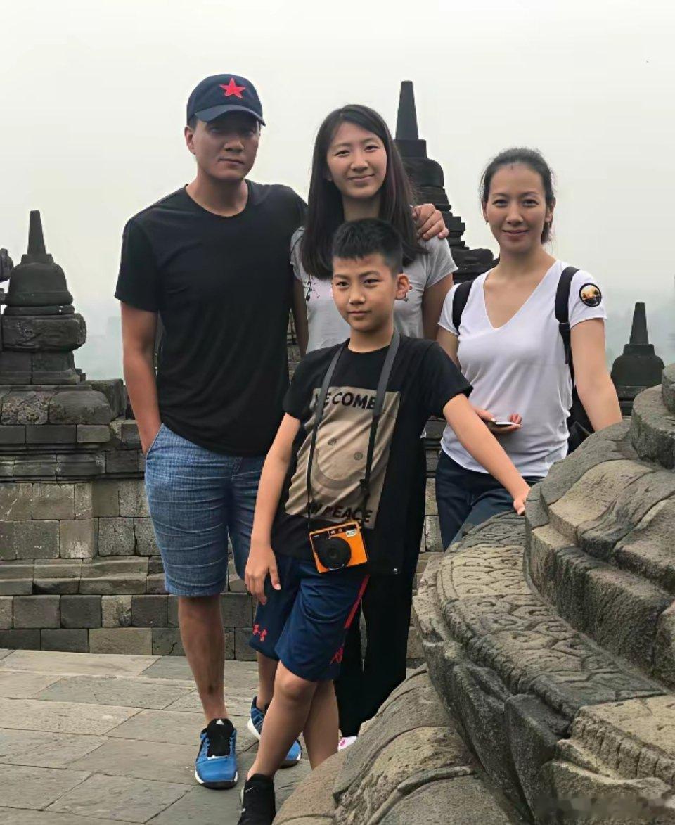 胡军一家真幸福，两个孩子都像妈女儿在英国读书，夫妻俩带着儿子去探亲康康已经长得和姐姐一般高了到了女儿