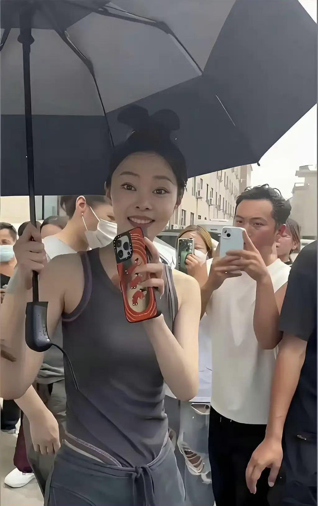 女演员宋轶穿着灰色紧身背心和系带裤上在出席一活动现场。两张照片显示宋轶面带微笑