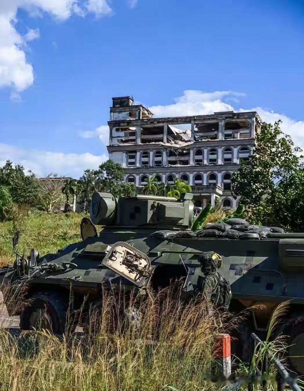 泰国海军陆战队进入一家柬埔寨赌场，空无一人的赌场深处，竟然发现了大铁笼子，那里关