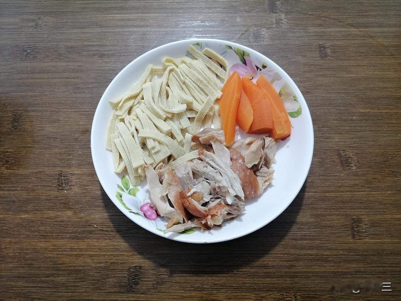 晚上，我自己在家做的饭。把生菜叶泡在水里洗干净，冰箱里还有一点油菜，我也把油