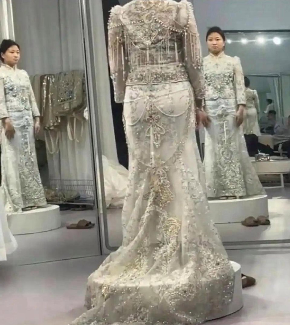 看看她，为什么试完婚纱，笑不出来呢?