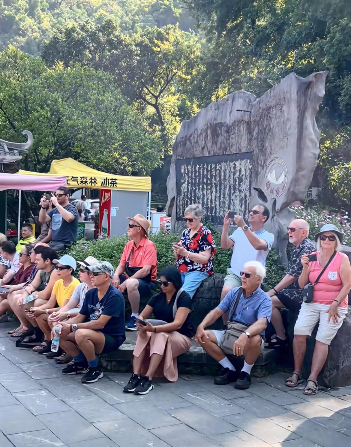 外国游客围观大妈们的广场舞，有些老头老太太看得合不拢嘴，还一直拿手机拍摄，这在某