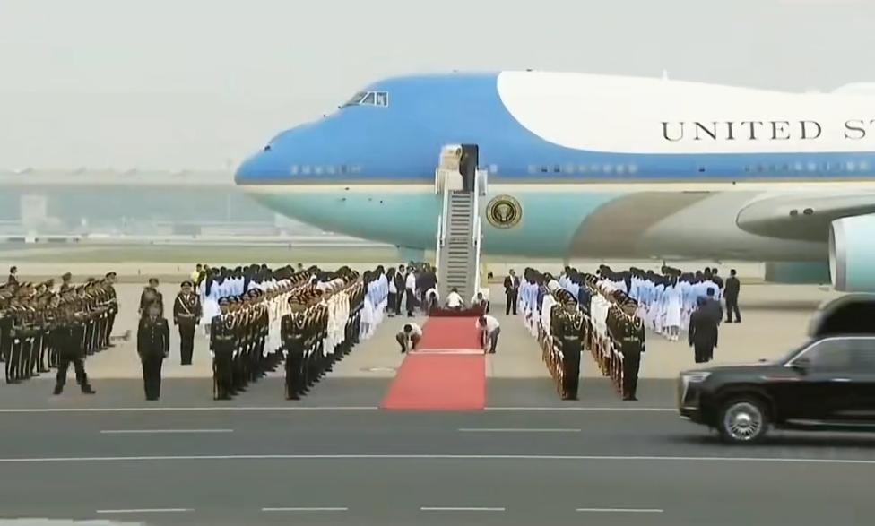 又一个特朗普访华的视频引起了国外网友的热议，核心就是中国效率！就在特朗普登上