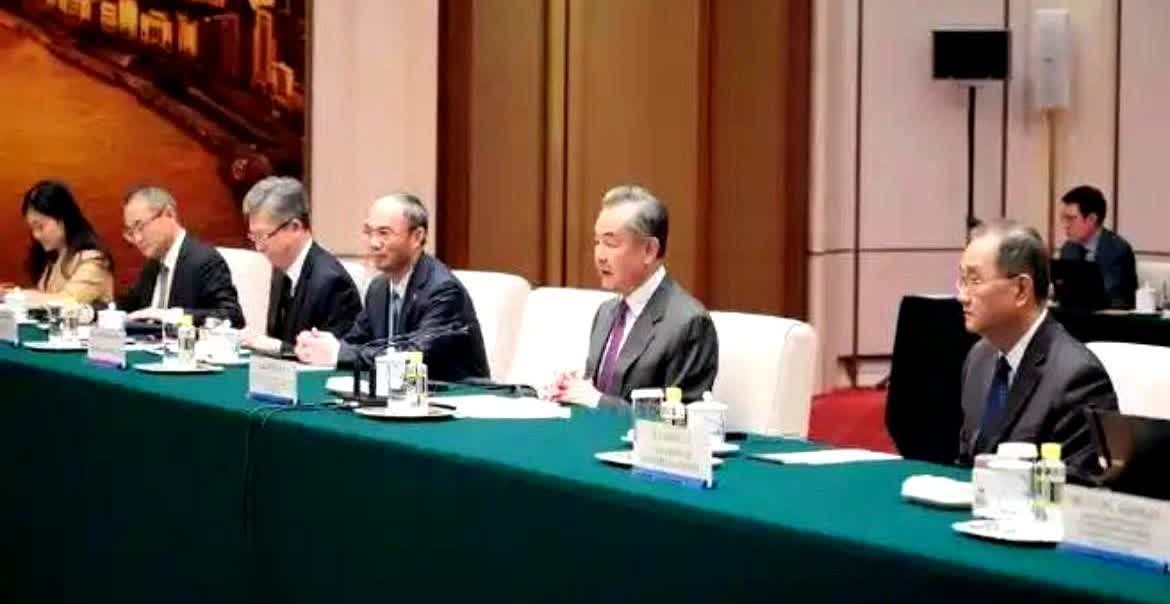 西方炸锅！中国这次把话撂桌面上中方绝不可能坐视俄罗斯被放倒。这话最近在网