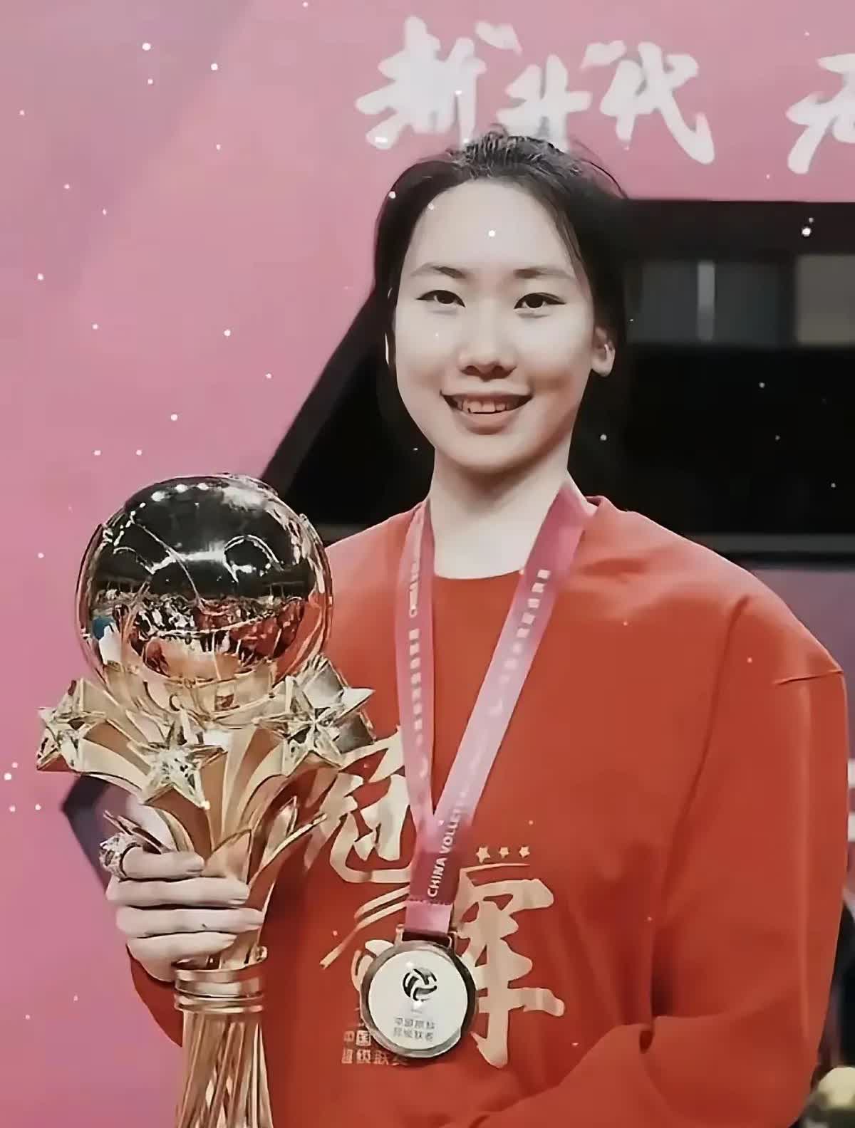 江苏女排周页彤终于有了露头之日周页彤身在江苏女排也是一种不幸，虽