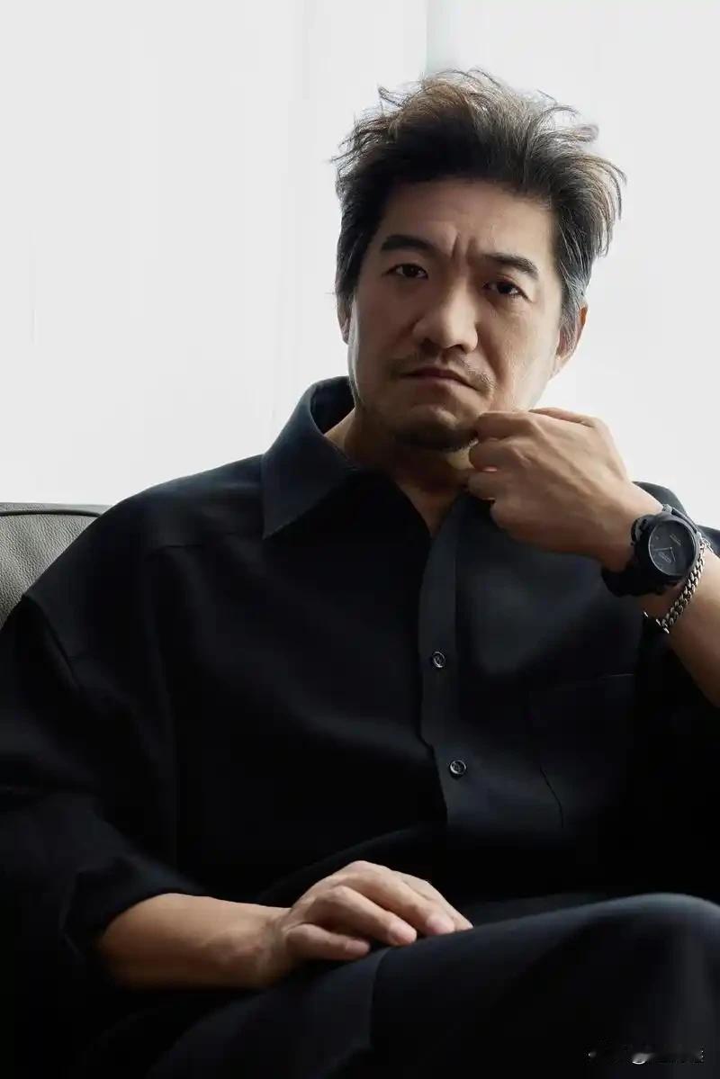 《老舅》，那段经典爆笑剧情。老舅妈来叫人，老舅死活找不着自己裤子，结果发现被旁边