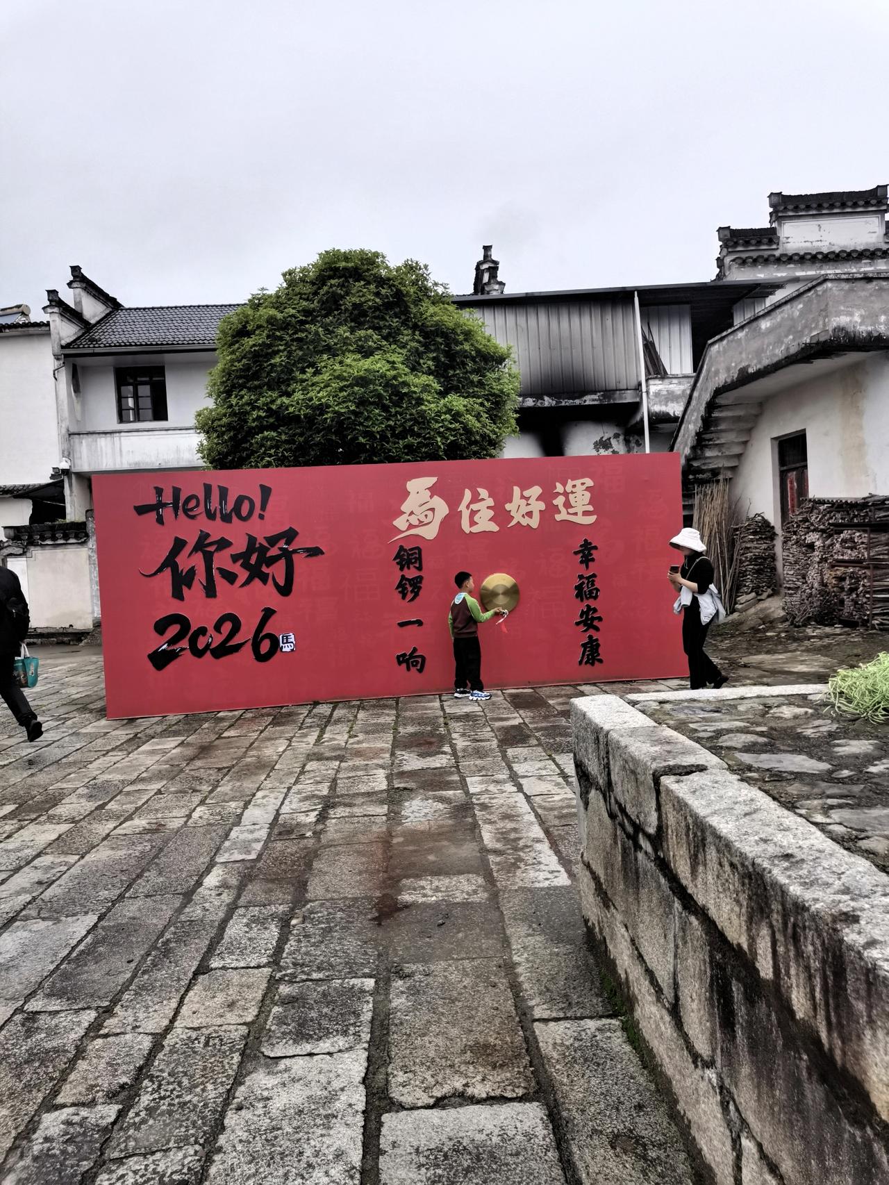 在空间布局上，徽州古村落讲究与自然和谐共生。许多村落遵循“引水入村”的理念，例如