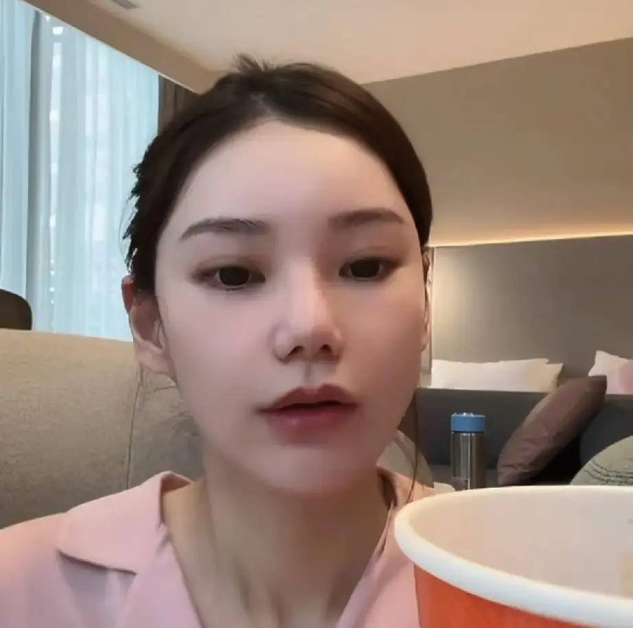 筱梅小菲终于把汪宝的大名拍板，三个字，没叠字，也没再带玉字旁。爷爷翻完三本康