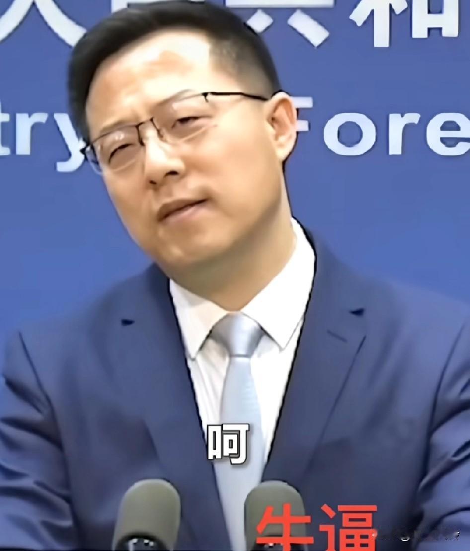 坚哥从一开始的表情到最后的表情可以看的出来，一开始是蔑视的一笑，然后每说出一个国