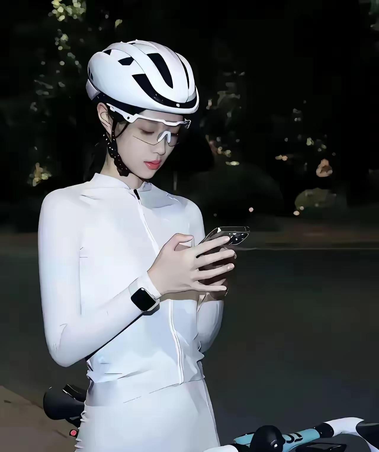 月下轻骑行，风中影如诗。