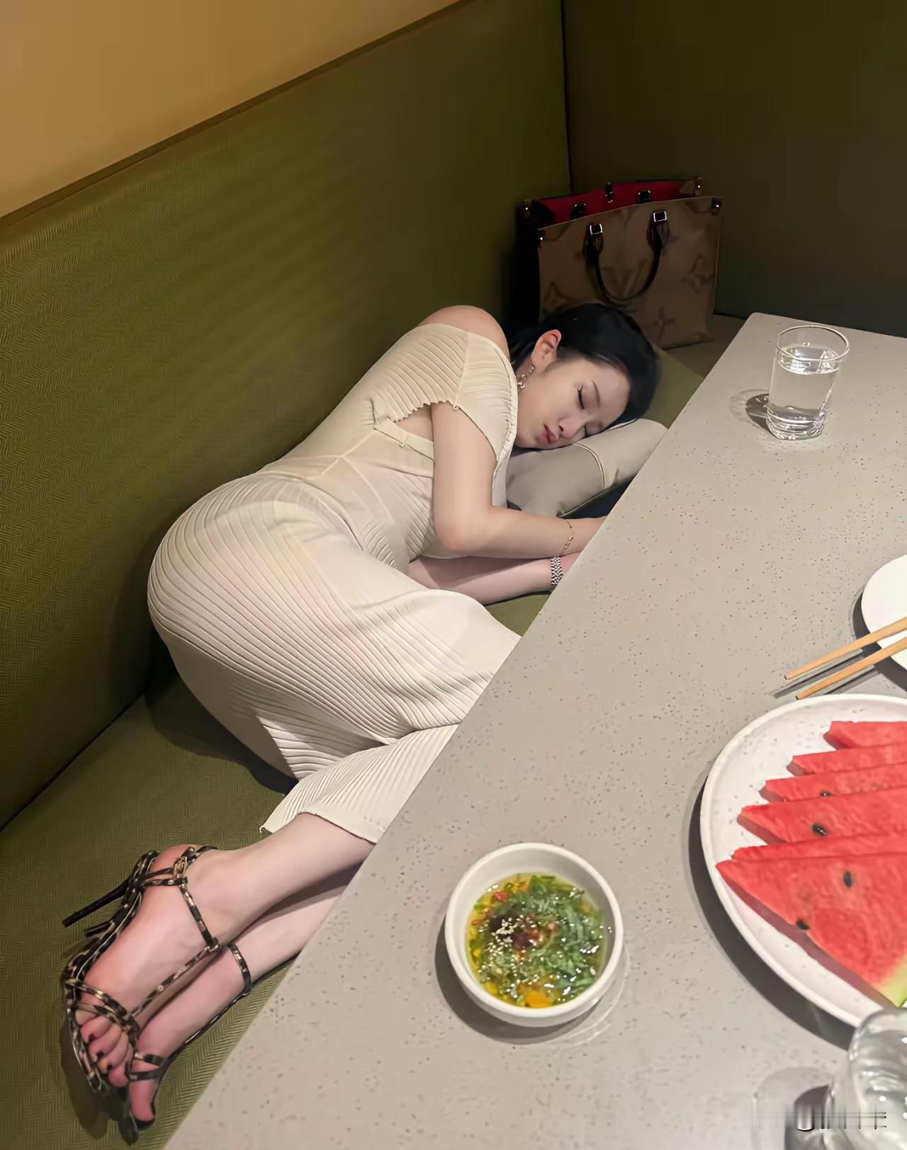 我和女朋友谈对象三个月，她每次来我家都有个固定流程：吃完饭追剧，然后去洗澡，洗完