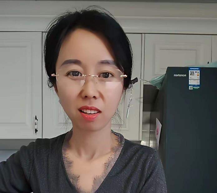 养父郭希宽去世，郭威忙前忙后操办葬礼，这本是人情常理，谁也说不出什么。可墓碑上