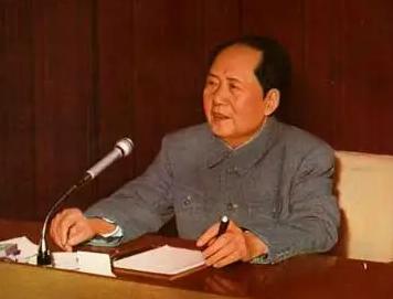 1952年，毛主席问了贺龙和邓小平一个问题：“中国有几个台湾？”不等二人回答，他