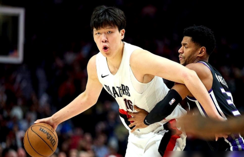 NBA最狠的打脸现场？开拓者中锋克林根刚放话，要用车轮战废掉文班亚马，结果扭头就