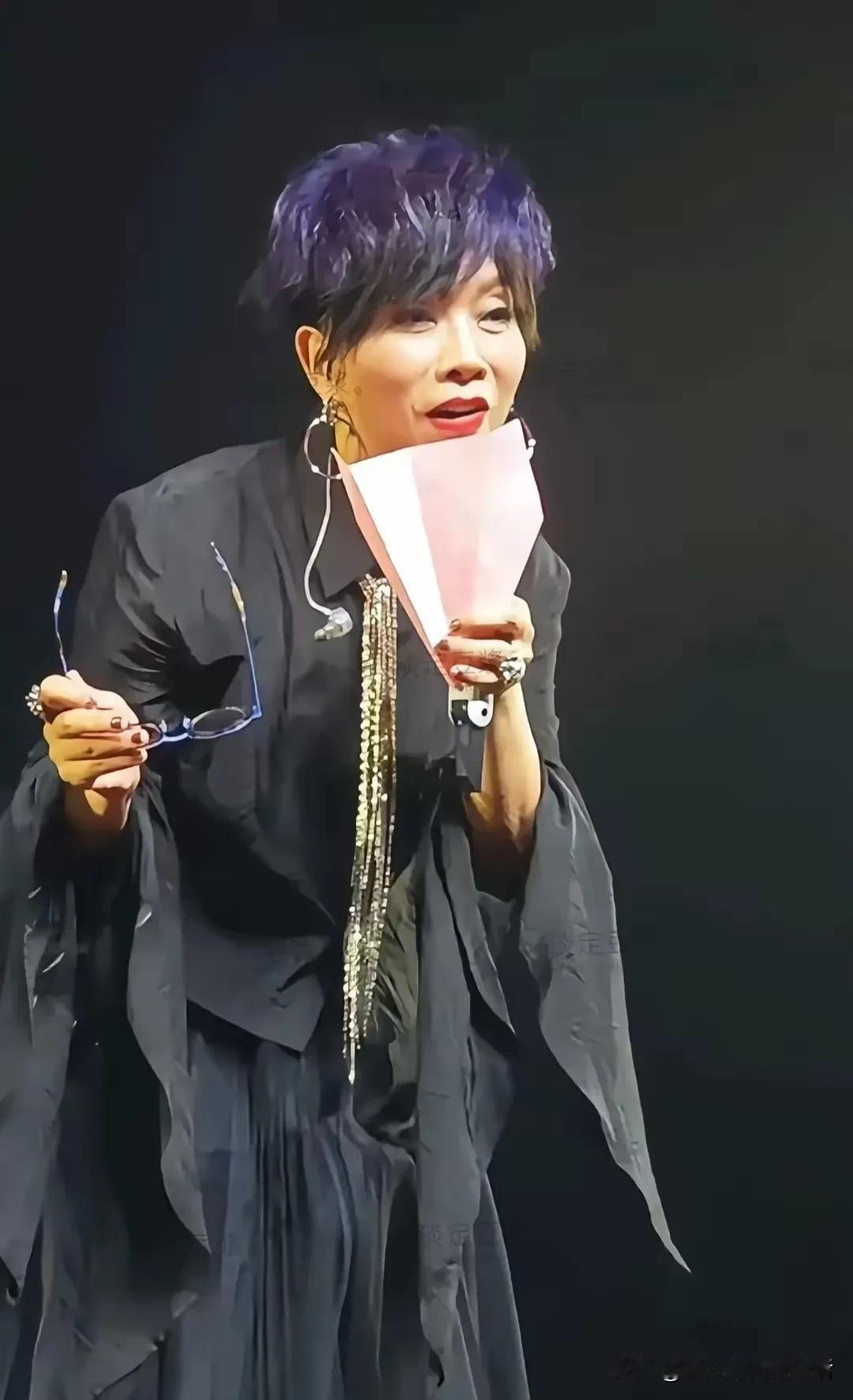 陈明在舞台上戴着老花镜，读观众来信的场景，非常有喜感。一眨眼在舞台上又蹦又跳，
