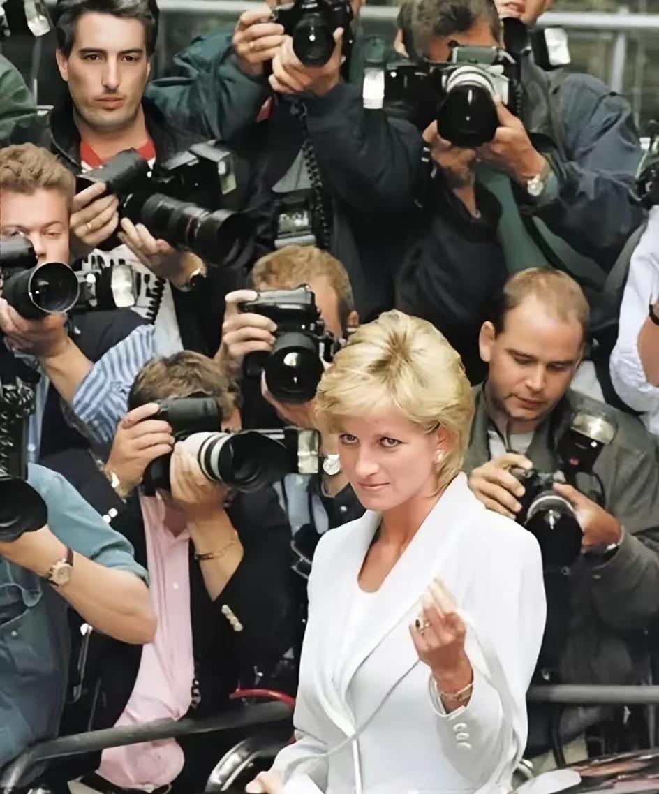 戴安娜，天生适合聚光灯！面对摄像头的捕捉，她能大方应对，没有丝毫扭捏，更不存在