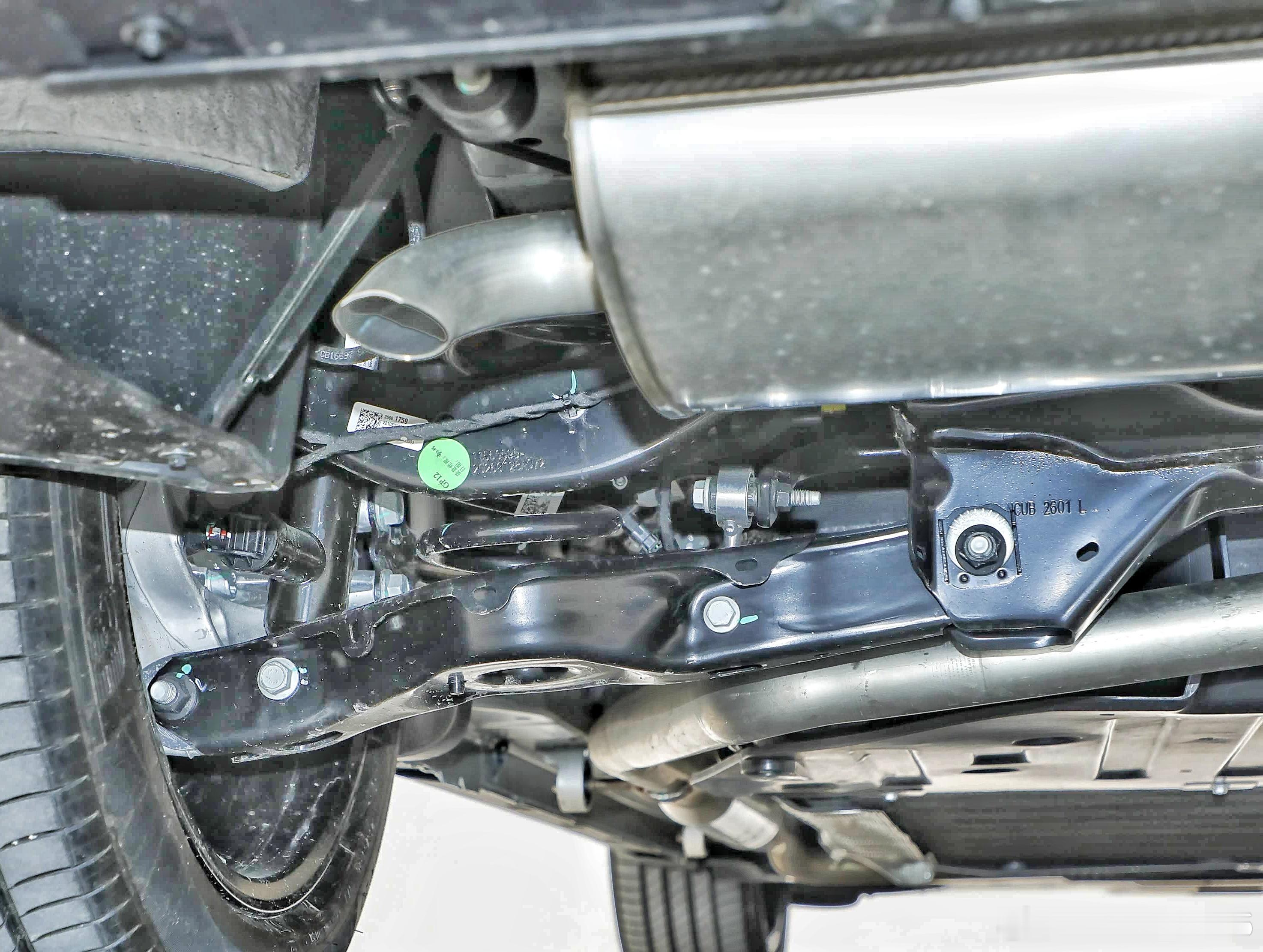 别克至镜E7。。。这两个螺丝是把blade拧到knuckle上的是吧？