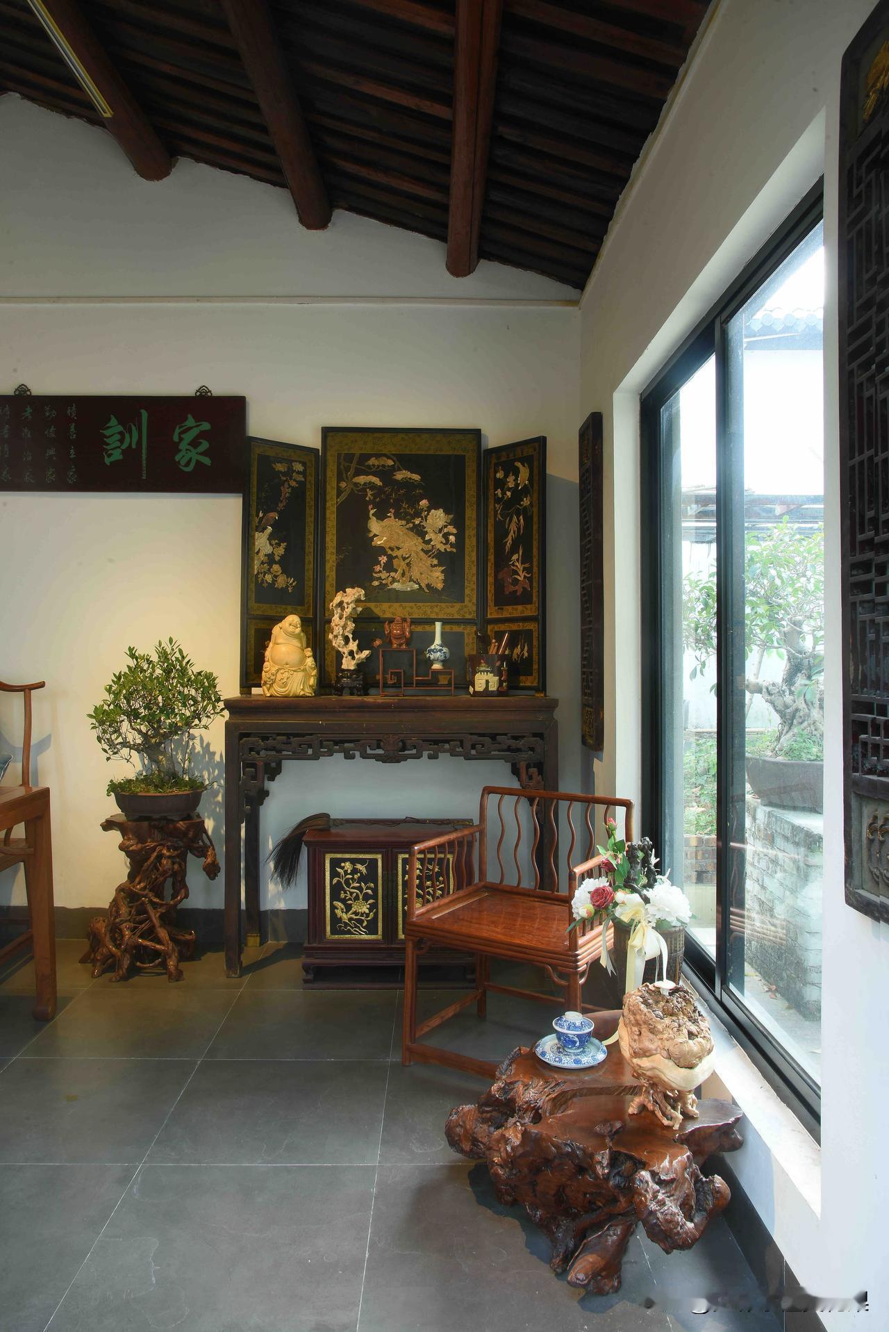 待在这种茶室，喝水都是香的！一屋古意，满室清欢。木梁承着岁月，案几藏着匠心，
