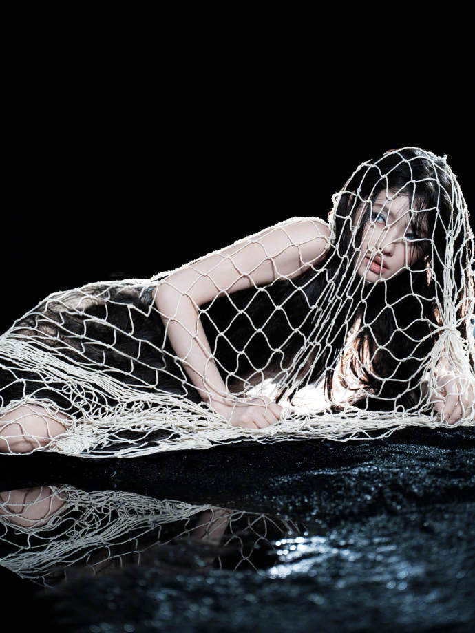 林允湿发半裸造型带着深海里面赛博朋克的feel，林允湿发半裸造型，完全让人感受