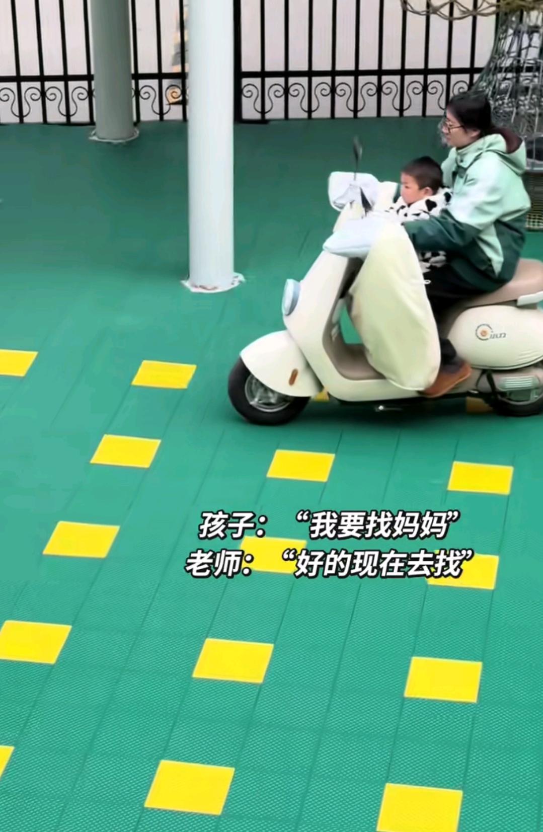 新学期开始，幼儿园的萌娃，老师，我要找妈妈，呜呜呜好的，老师带你去找，于是老师