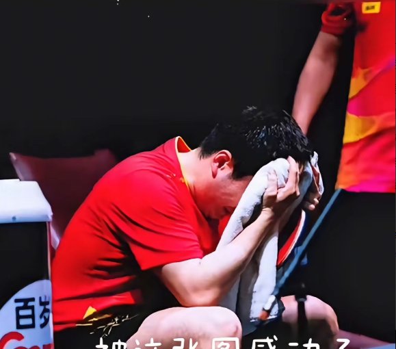 原来梁靖崑失利后坐在凳子上哭得这么凶啊！这张图片真的很让人动容，大胖用毛巾捂着脸