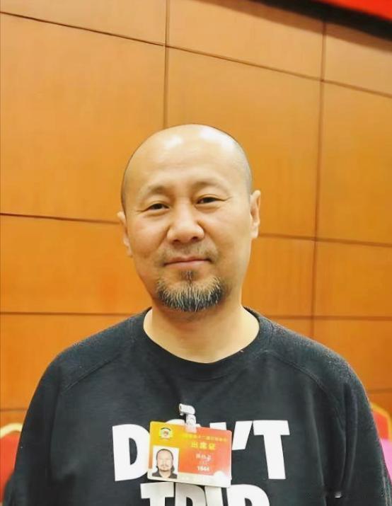 1995年，腾格尔因为喝酒花了600多万，开的四个酒楼也倒闭了，妻子哈斯高娃直接