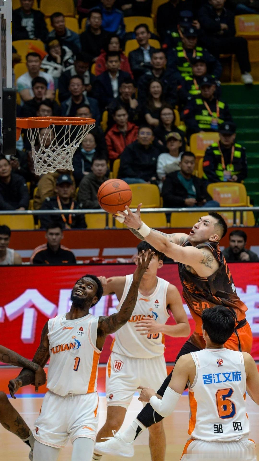 北京时间4月13日19:35，CBA常规赛焦点卡位战正式打响，辽宁男篮客场挑战山