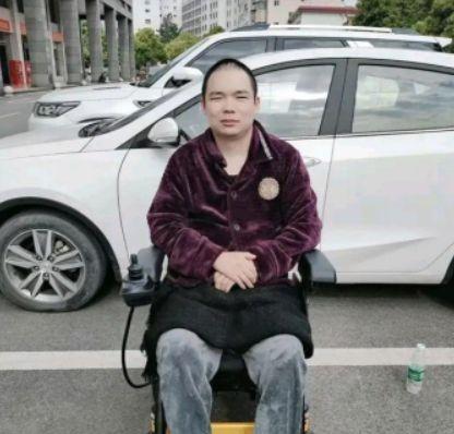 2019年,退伍军人肖科正在上班,几名警察突然闯入,将他拷了起来,肖科满脸狐疑询