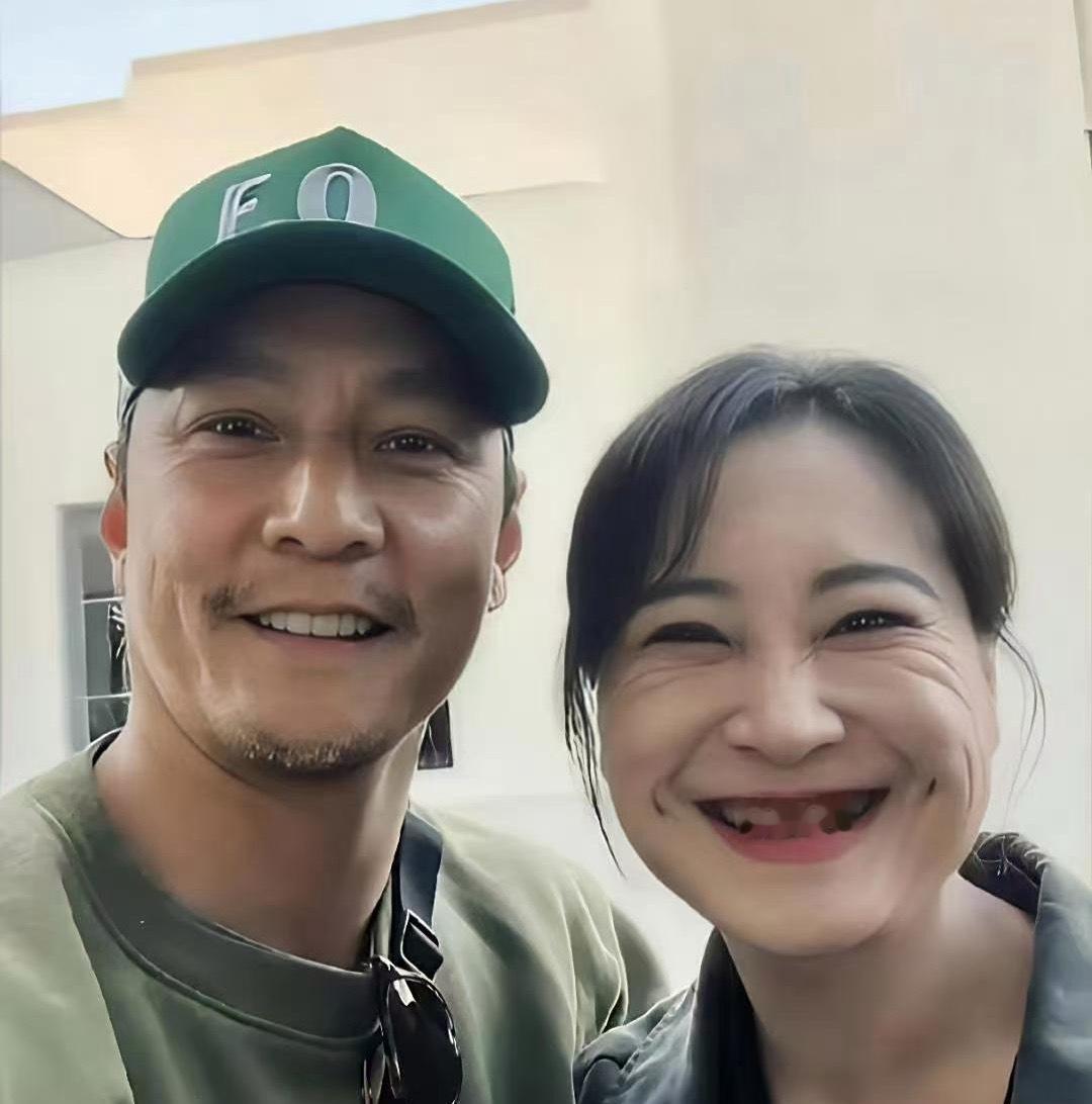 一张是吴彦祖发的，一张是贾玲助理发的，男女审美具像化……