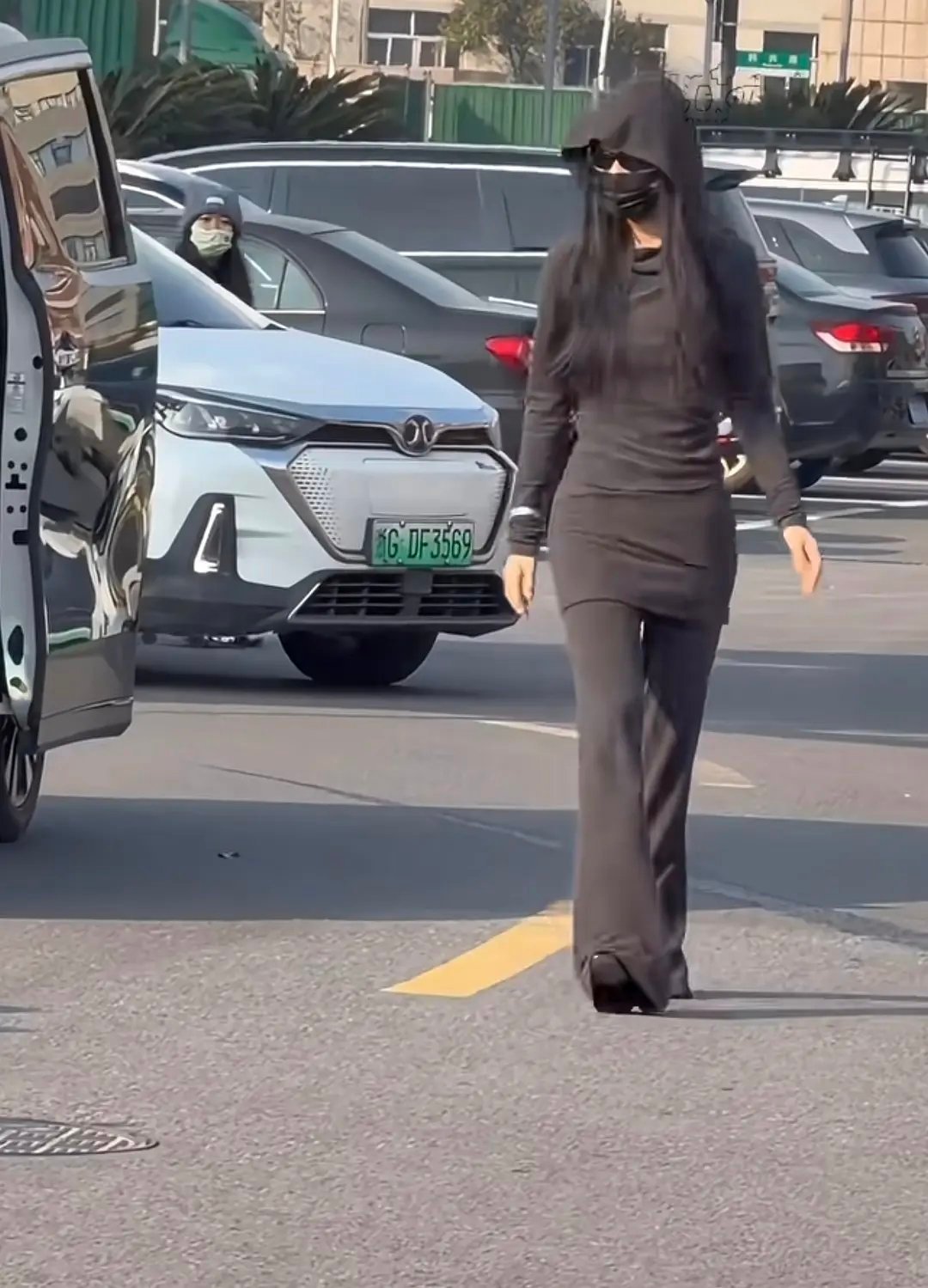 有网友问虞书欣怎么这么多奇怪的衣服？