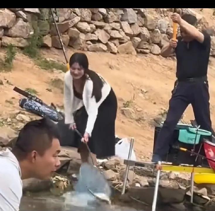 这三张图能气死大部分钓鱼佬。钓鱼佬心里至少塌房五次。第一次：他竟然钓上来了
