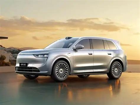 问界新M8开始预售了。预售价格为38.98万元起。作为对比，现款M8的售