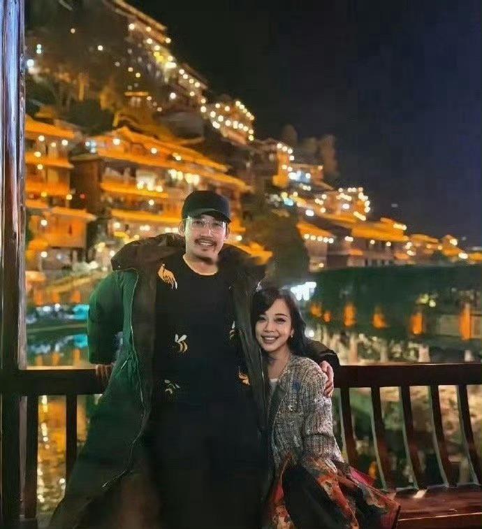 没想到他们居然是夫妻俩，现在才知道，白看了十几年电视