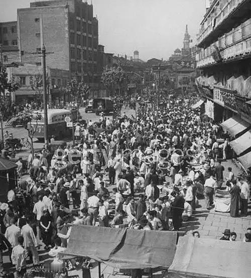 上海南市有个叫阿狗的老扒手，四五十岁，自然干不动老本行，他借着在这一带的影响力，