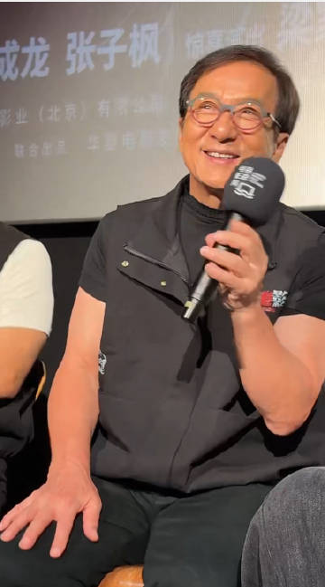 成龙现场催更导演拍捕风追影2成龙大哥一问，杨子导演一笑，捕风追影2就这么确定下来