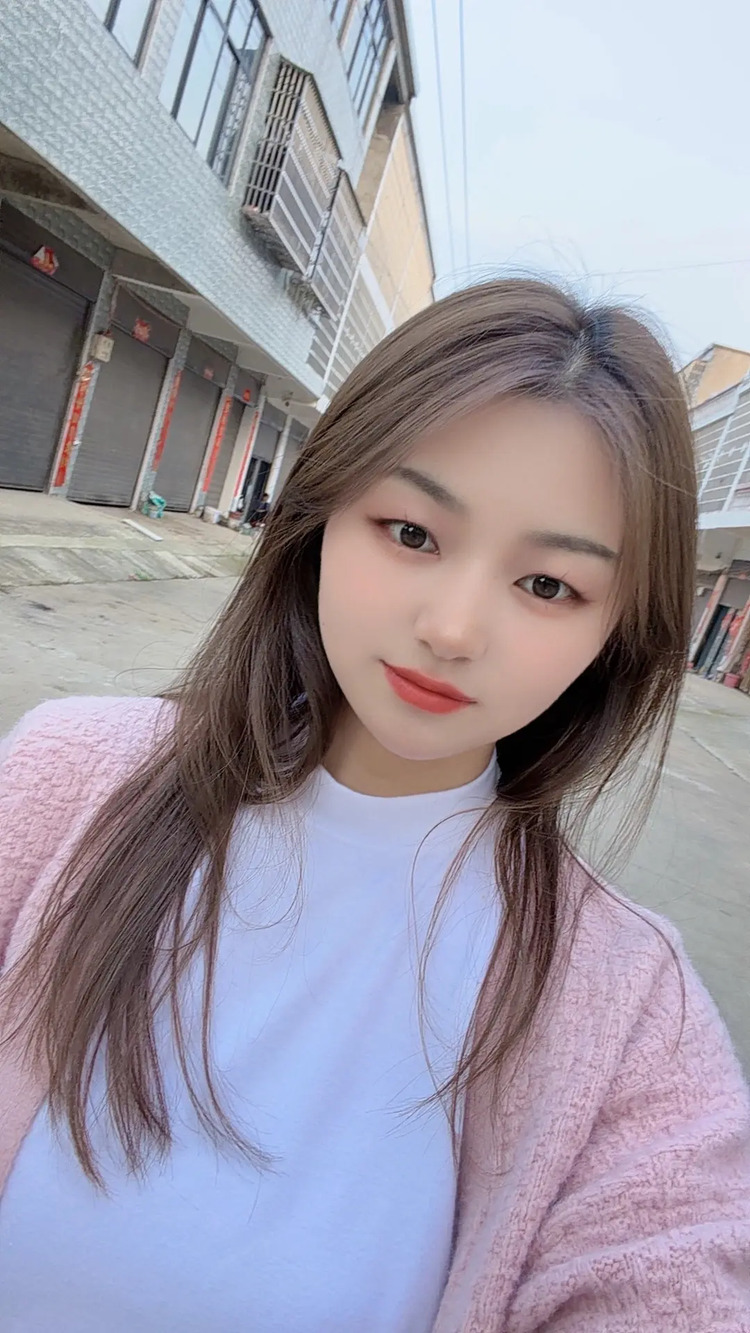 人生总有三千扰，不如拈花笑一笑。不与苍天争云刀，不与岁月争分秒。