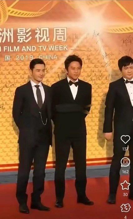 都说杨洋矮，我就纳闷了，杨洋跟邓超站一起几乎一样高，为什么没人黑邓超矮呢，看邓超