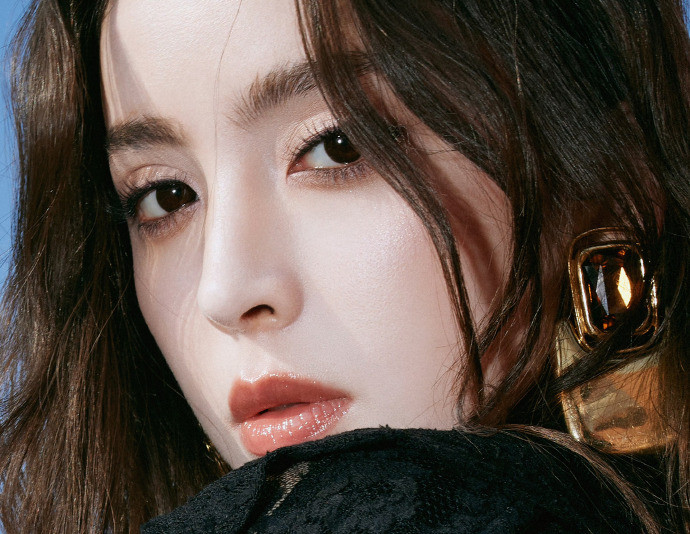 娜扎不会贴假睫毛我问你，她需要贴假睫毛吗？嗯？​​​啥叫天生丽质啊！美腻亖了