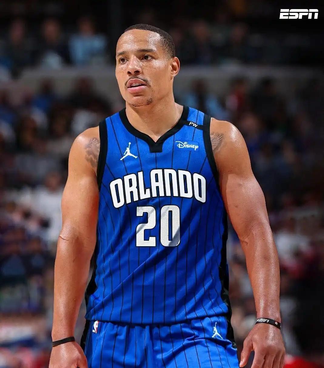 活塞和魔术第一场，东部第一活塞被拉下马了。活塞中锋杜伦在跟魔术中锋卡特对位的时候