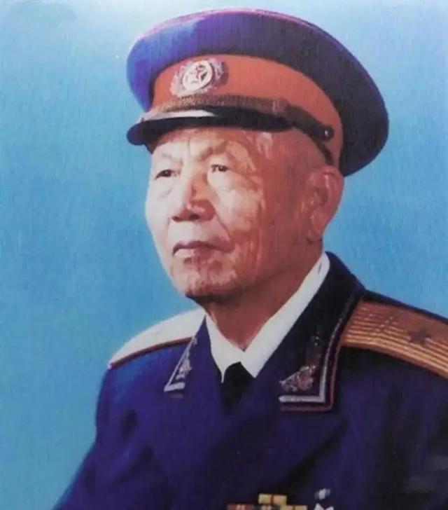 在我国大西北的青海腹地，有一座因路而生、因军而兴的城市格尔木。当慕生忠亲眼看