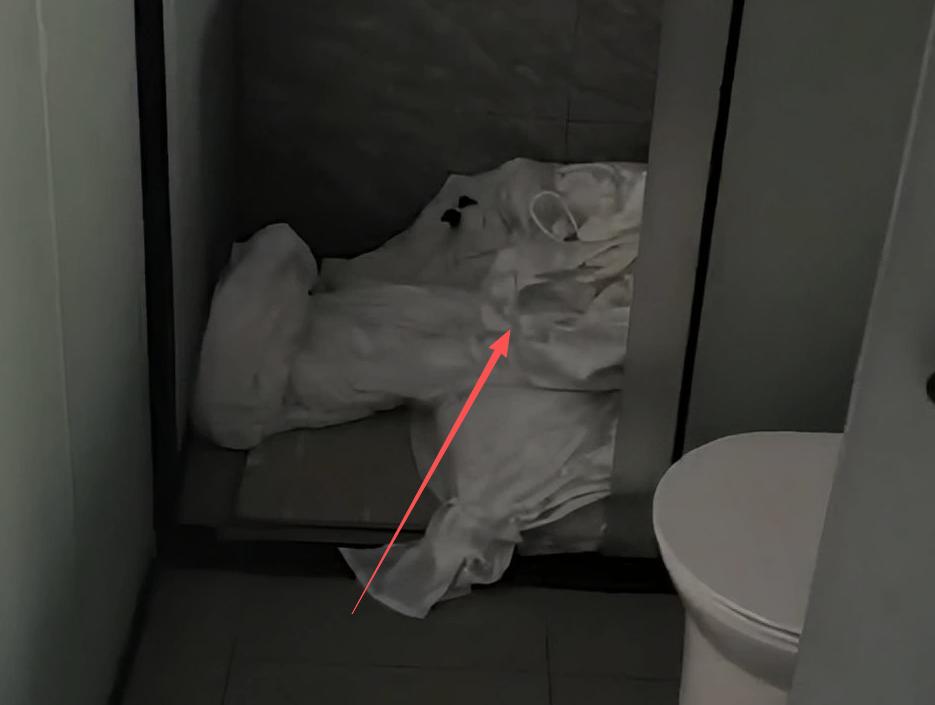 海南三亚,一女子在网上花108元订房,入住半小时后,以行程有变为由,要求退房退款