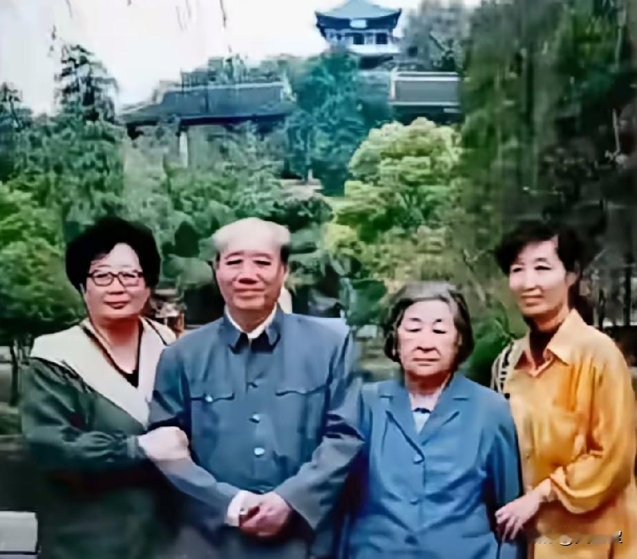 这是1990年留下的一张珍贵合影。汪东兴同志与夫人姚湘娥，还有双胞胎女儿汪大燕、