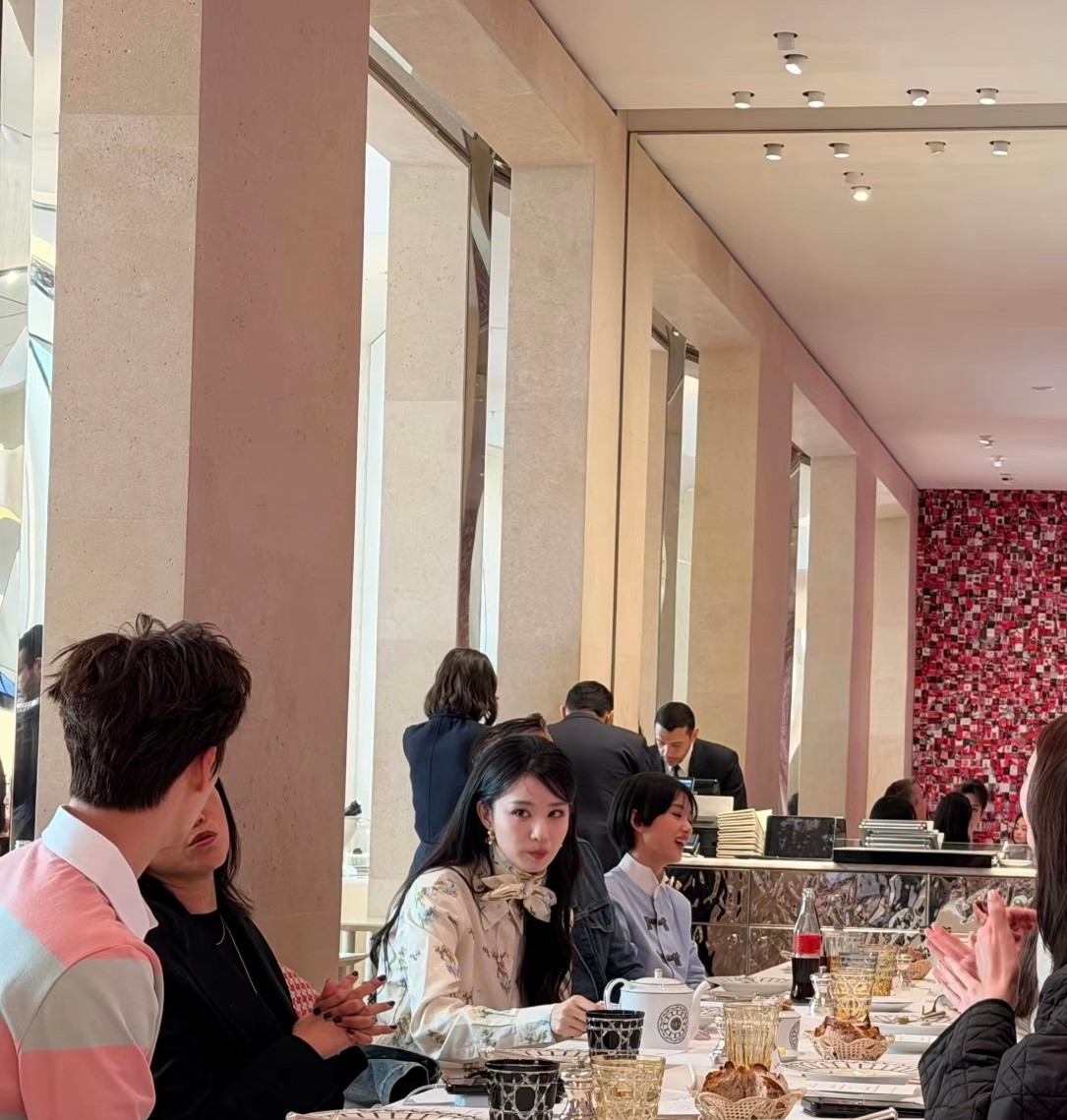 李昀锐王楚然一起吃下午茶李昀锐王楚然吃下午茶路透船吃的脸颊鼓鼓的