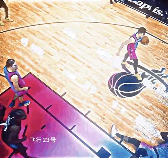 NBA历史上最不可思议的两次偷看！巴特勒VS詹姆斯图一：巴特勒偷看裁判吹