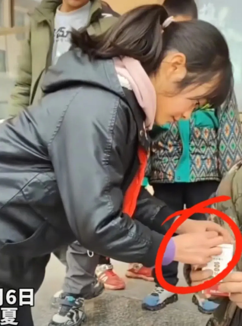 胡雷听到这个消息，崩溃了！那个被他资助的女孩，她走了！也是唯一一个主动上前跟