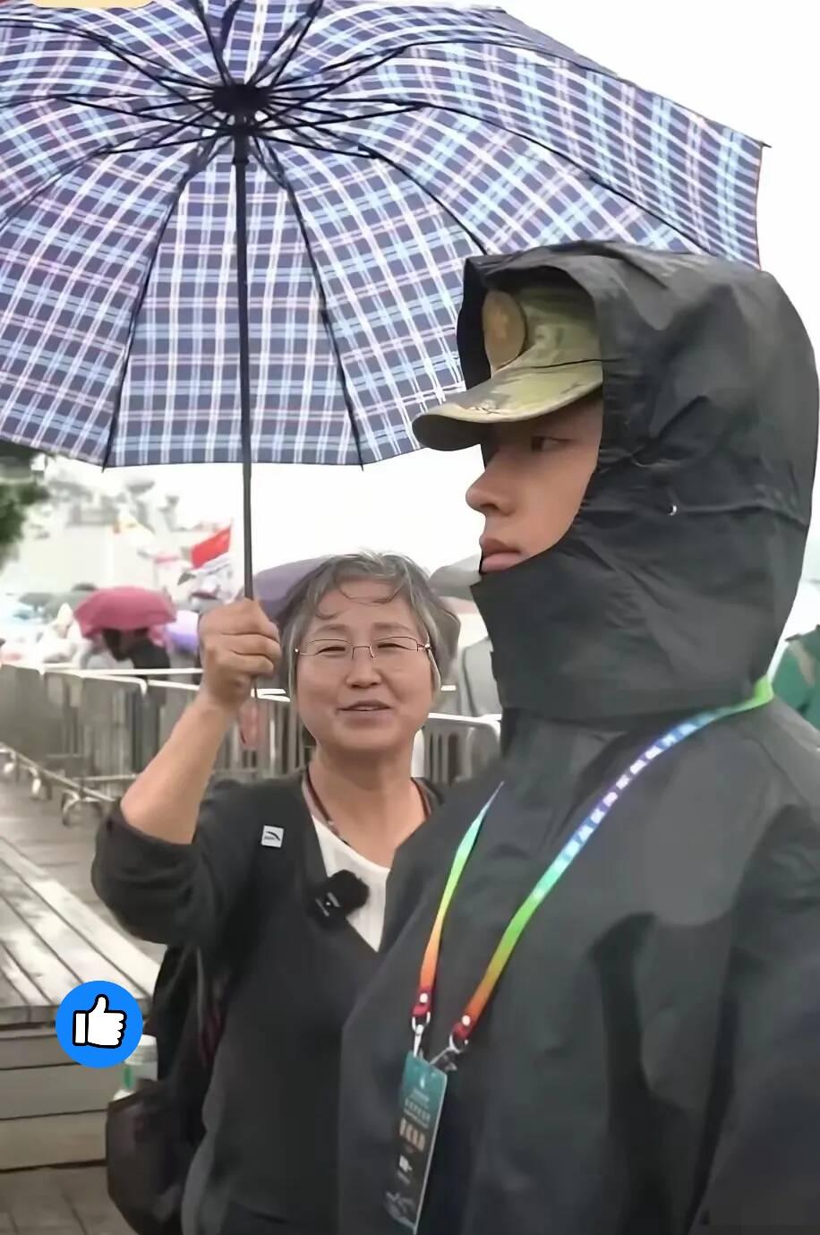 上人民日报了！河南妈妈坐10小时绿皮车，只为远远看一眼青岛站岗的儿子。当四目相对